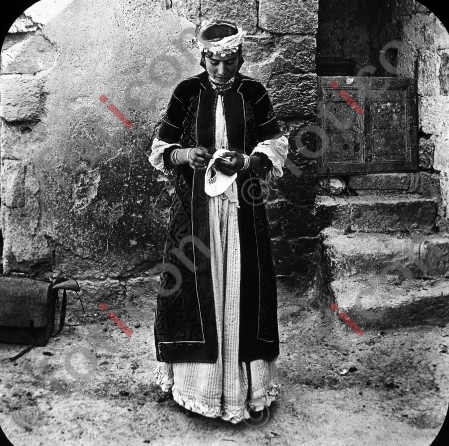 Frau aus Nazareth | Woman from Nazareth (foticon-simon-heiligesland-54-061-sw.jpg)